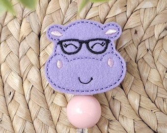 Porta badge retrattile a forma di ippopotamo in feltro color lavanda, ideale per infermieri e insegnanti.