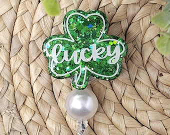 Porta credencial retráctil con trébol de la suerte y purpurina para el Día de San Patricio