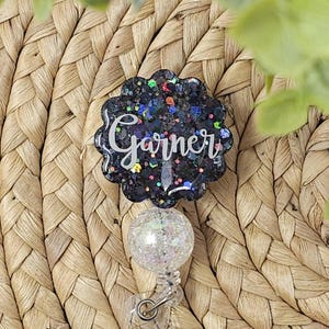 Porta credencial con forma de círculo de resina, porta credencial con monograma, carrete de credencial con monograma, personalizable e intercambiable con resina brillante