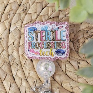 Peut inclure: Un porte-badge avec une bordure rose pailletée et les mots "STERILE PROCESSING TECH" en lettres colorées. Le badge présente des illustrations de fournitures médicales telles qu'un masque, des seringues et un appareil de stérilisation. Le porte-badge a un design rond, clair et texturé.