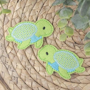 緑と青のフェルト製ウミガメのヘアクリップ 2個セット