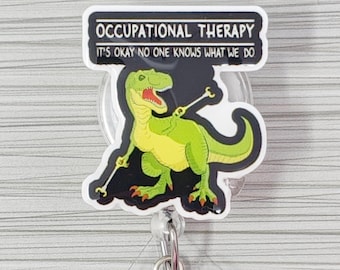 Könnte beinhalten: Ein grüner Dinosaurier mit einem Schraubenschlüssel in der Hand, auf schwarzem Hintergrund mit dem Text "Occupational Therapy It's okay no one knows what we do".