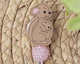 Porta credencial retráctil de vinilo beige con forma de canguro, carrete de credencial con forma de canguro, porta credencial con forma de canguro, carrete de credencial intercambiable, servicio de parto y entrega