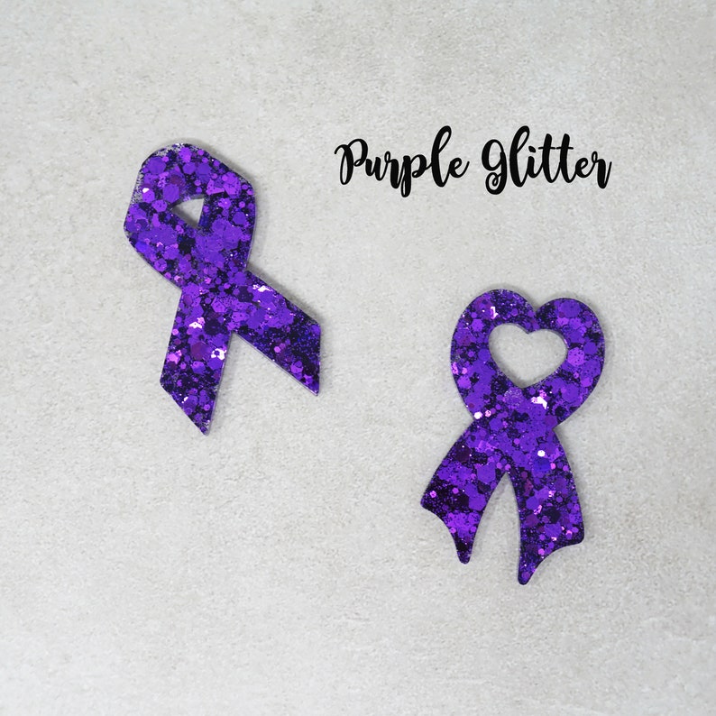 Op de afbeelding: Twee paarse glitterlintvormen. Een is een traditionele lintvorm, de andere is een lint met een uitgesneden hart in het midden. De tekst "Purple Glitter" staat boven de linten.