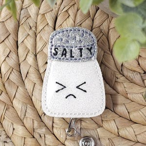 Salty einziehbare Ausweisrolle, Salt Shaker Ausweisrolle, Salty Ausweishalter, Be Salty Ausweishalter, Krankenschwester Ausweishalter, Krankenschwester Ausweis Reel, Salty
