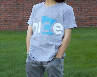 Nice Minnesota Kids Camisa, Gris - Camisa estatal, Minnesota Nice Shirt, camiseta para niños