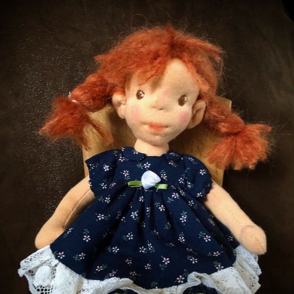 Poupée de style Waldorf, poupée de chiffon, poupée naturelle -Dolly - 20cm, faite avec de la laine, du coton et de la gentillesse