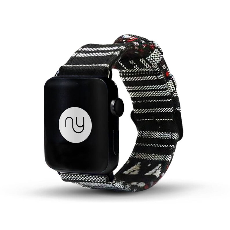 以下が含まれることがあります： 黒と白のストライプのApple Watchバンドに赤と白のパターンが施されています。バンドは織り生地製で、黒いバックルが付いています。