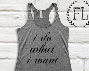 Puede incluir: Camiseta de tirantes gris con el texto "i do what i want" impreso en negro.