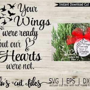 Puede incluir: Un diseño de archivo de corte digital con el texto "Your Wings were ready but our Hearts were not." El diseño incluye pájaros volando, una pluma y un corazón. También se muestra un adorno redondo con el mismo texto y un lazo rojo.
