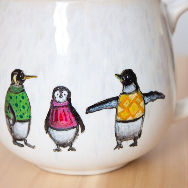 Pinguïns met truien koffiemok, grappige theekop, winter, sneeuw, ijs, met de hand geschilderd, handgemaakt, op maat gemaakt cadeau, cadeau, trui, breien, naaien