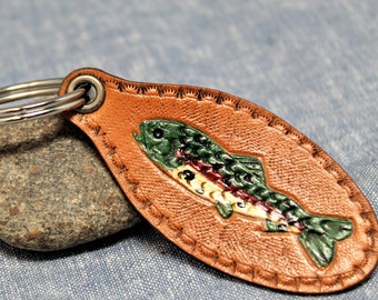 Llavero de cuero con forma de trucha arcoíris tallado a mano: Regalo de pesca