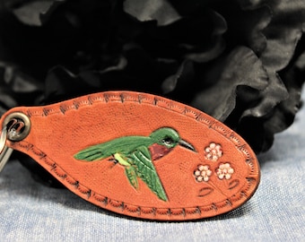 Llavero de cuero con forma de colibrí tallado a mano: hecho en Estados Unidos
