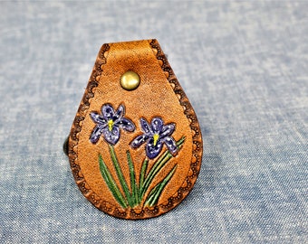 Llavero de cuero Iris hecho a mano: llavero con flor labrada