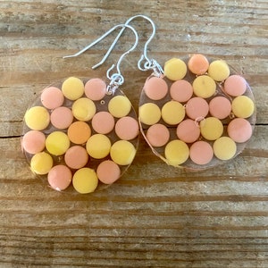 Boucles d&#39;oreilles artisanales pêche Melba à pois