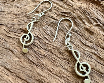 Petites boucles d'oreilles en argent pendantes avec clé de sol