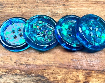 Lot de quatre grands boutons faits main à paillettes bleues de 27 mm
