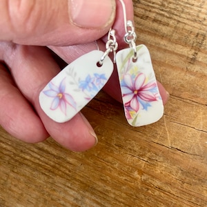 Wunderschöne rosa lila floral vintage Upcycle Keramik Ohrringe
