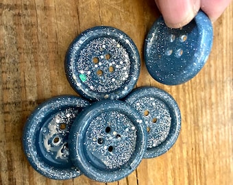 Lot de cinq petits boutons bleu pétrole à paillettes faits main de 27 mm