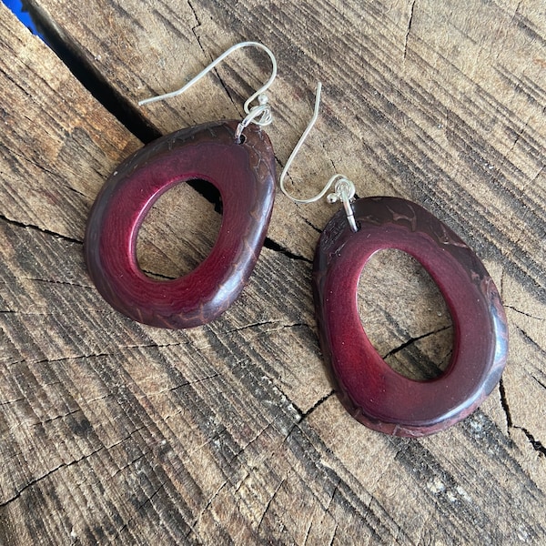 Splendidi orecchini pendenti a forma di anello di calamari spessi rosso vino a forma di noce Tagua (avorio vegetale) con fili in argento sterling.