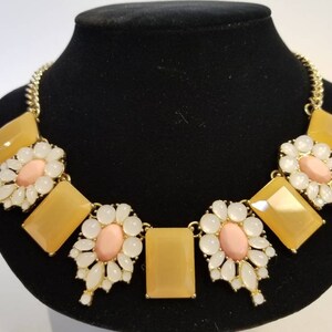 Statement Bob necklace, gold tone, white, pink, yellow, elegant, trendy, women's fashion jewelry, gift for her, lobster clasp, adjustable