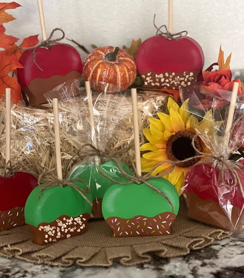 Pu&ograve; includere: Decorazioni in legno a forma di mela in rosso e verde, che ricordano le mele caramellate, con basi di "cioccolato" marrone e zuccherini. Alcune sono avvolte nel cellophane. Sono presenti anche una piccola zucca e un girasole.