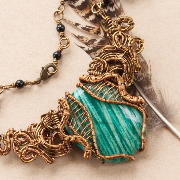 Collier plastron unique en fil de métal avec pierre fine naturelle d’Amazonite