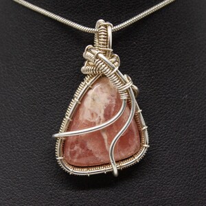 Halskette aus Silberdraht mit einem natürlichen Rhodochrosit-Edelstein