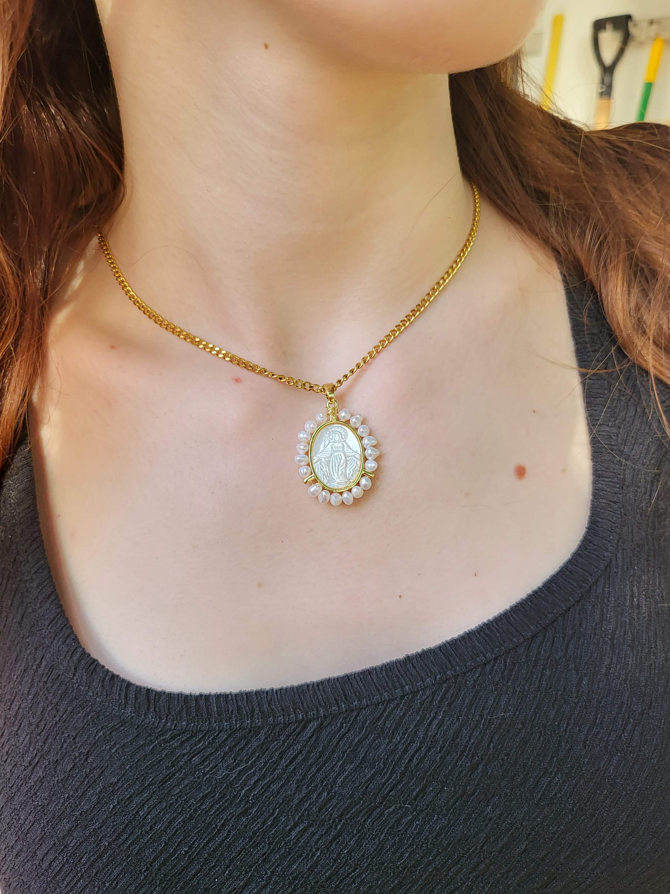 Halskette mit der Jungfrau Maria aus vergoldetem Perlmutt, Geschenk für Mama.