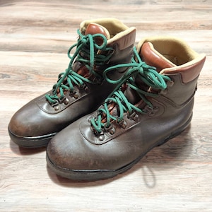 90s Vintage ASOLO AFX520 LEATHER Goretex Hunting Hiking Camping Alpine Lace Up Mountaineer Vibram Utility Rugged Outdoors Workwear Americana