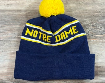 80s Vintage NOTRE DAME Fighting Irish Hat Winter Cap Beanie Pom NCAA University College Football Ski Snowboard