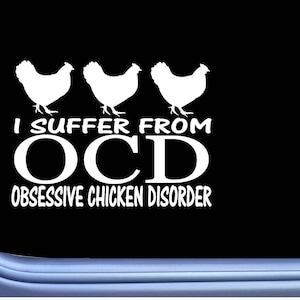Puede incluir: Una pegatina de vinilo blanca con tres siluetas de pollos y el texto "I suffer from OCD Obsessive Chicken Disorder".