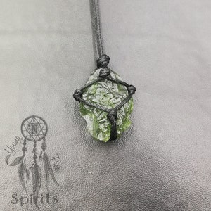 Collier moldavite Véritable pendentif moldavite brut, cristal de guérison pour l'amour Chakra du cœur, croissance spirituelle Naturel cadeau pour elle et lui image 5