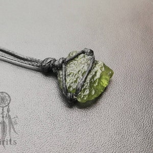 Collier moldavite Véritable pendentif moldavite brut, cristal de guérison pour l'amour Chakra du cœur, croissance spirituelle Naturel cadeau pour elle et lui image 1