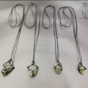 Collier moldavite Véritable pendentif moldavite brut, cristal de guérison pour l'amour Chakra du cœur, croissance spirituelle Naturel cadeau pour elle et lui image 2