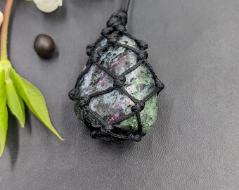 Collana con pendente in rubino grezzo zoisite, tormalina nera, stile boho regolabile con pietre preziose.
