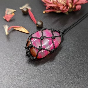 ピンクアゲートネックレス、愛の宝石ペンダント、クリスタルヒーリング、豊かさのお守り、ハンドメイドジュエリー、彼女、彼、男性へのギフトアイデア