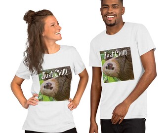 Pode incluir: Duas camisetas brancas com um gráfico de um bicho-preguiça e o texto "Just Chill!" impresso na frente.