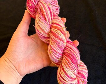 Fio de lã artesanal "BARBIE" rosa com lantejoulas brilhantes - 80 gramas x 130 metros