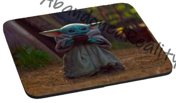 Pret A Expedier Baby Yoda Avec Pot De Souris Star Wars Etsy