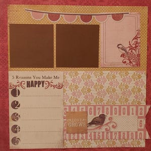 Puede incluir: Una página de álbum de recortes con un patrón floral rosa y amarillo. La página tiene dos marcos de fotos marrones, un pájaro con un diseño rojo y negro, y una lista titulada "5 razones por las que me haces feliz".