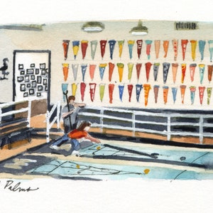 以下が含まれることがあります： 青い面で2人がゲームをしているスポーツシーンの水彩画。壁はペナントで飾られています。「Royal Palms」の文字が左下に筆記体で書かれています。