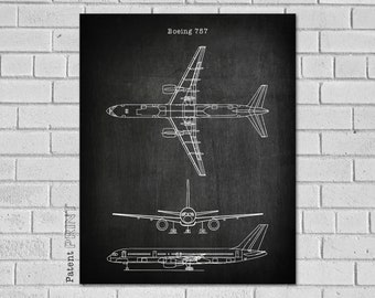 Op de afbeelding: Een zwart-witte lijntekening van een Boeing 757 vliegtuig op een zwarte achtergrond. De tekening toont het vliegtuig zowel van boven als van de zijkant. De tekst "Boeing 757" is bovenaan de afbeelding gedrukt. De tekst "Patent Print" is verticaal aan de linkerkant van de afbeelding gedrukt.