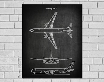 Op de afbeelding: Een zwart-wit blauwdruk van een Boeing 767 vliegtuig. De afdruk toont bovenaanzicht, vooraanzicht en zijaanzicht van het vliegtuig, met de tekst "Boeing 767" bovenaan. De woorden "Patent Print" staan verticaal aan de linkerkant.