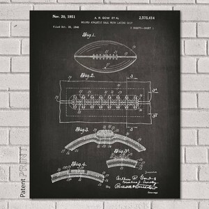 Może przedstawiać: Czarno-biały rysunek vintage patentu na projekt piłki nożnej. Patent nosi tytuł "Bolded Athletic Ball with Lacing Grip", a jego numer to 2 575 414. Patent został złożony 20 października 1946 r. i wydany 20 listopada 1951 r.