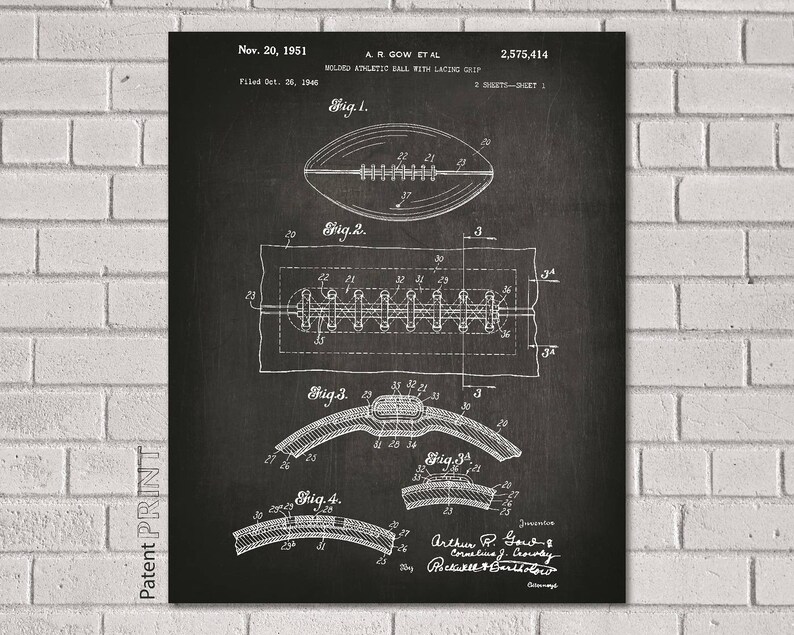 Może przedstawiać: Czarno-biały rysunek vintage patentu na projekt piłki nożnej. Patent nosi tytuł "Bolded Athletic Ball with Lacing Grip", a jego numer to 2 575 414. Patent został złożony 20 października 1946 r. i wydany 20 listopada 1951 r.