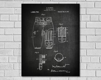 Puede incluir: Ilustración en blanco y negro de una patente para pantalones de fútbol. El número de patente es 1.225.799 y la fecha es 15 de mayo de 1917. La patente es para un diseño de pantalones de fútbol con una zona acolchada en los muslos y un cinturón.