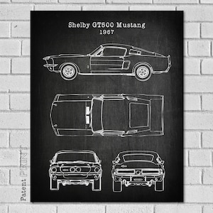 Może przedstawiać: Czarno-biały rysunek liniowy Forda Shelby GT500 Mustang z 1967 roku. Rysunek przedstawia samoch&oacute;d z boku, z g&oacute;ry, z przodu i z tyłu. Tekst "Shelby GT500 Mustang 1967" znajduje się u g&oacute;ry rysunku.