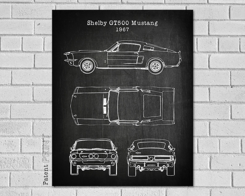 Może przedstawiać: Czarno-biały rysunek liniowy Forda Shelby GT500 Mustang z 1967 roku. Rysunek przedstawia samoch&oacute;d z boku, z g&oacute;ry, z przodu i z tyłu. Tekst "Shelby GT500 Mustang 1967" znajduje się u g&oacute;ry rysunku.