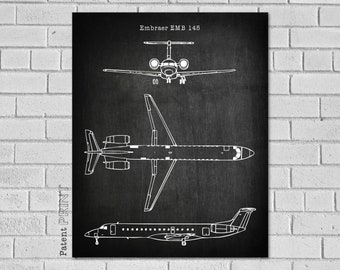 Peut inclure: Dessin au trait noir et blanc d'un avion Embraer EMB 145 sur fond de tableau noir. Le dessin montre l'avion sous trois angles différents : dessus, côté et face. Le texte "Embraer EMB 145" est écrit en haut du dessin.